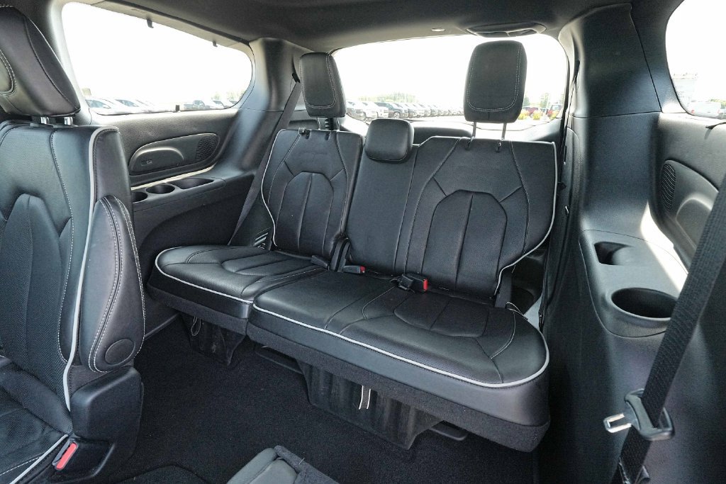 Used 2025 Chrysler Pacifica Limited FWD image 21