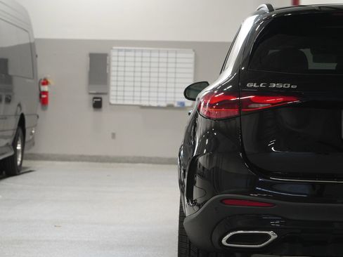 Used 2025 Mercedes-Benz GLC 350e 4MATIC image 11