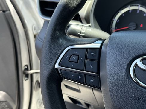 Used 2020 Toyota Highlander L FWD image 21