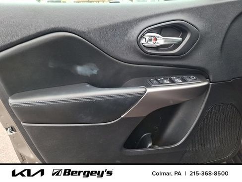 Used 2019 Jeep Cherokee Latitude Plus w/ Cold Weather Group AWD/4WD image 14