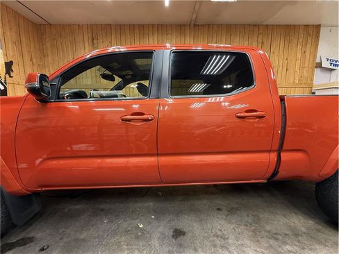 Used 2017 Toyota Tacoma TRD Sport AWD/4WD image 7