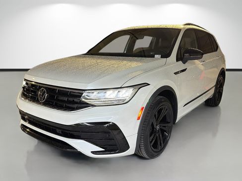 Certified 2024 Volkswagen Tiguan SE R-Line FWD image 7