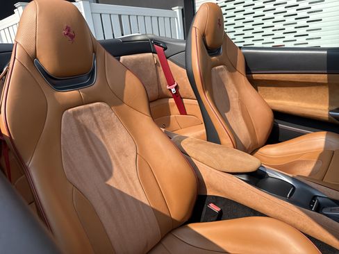 Used 2019 Ferrari Portofino RWD image 37