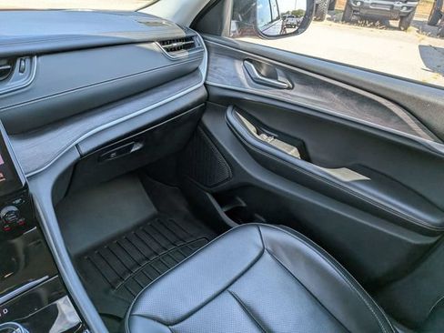 Used 2023 Jeep Grand Cherokee Limited w/ Luxury Tech Group II AWD/4WD image 17