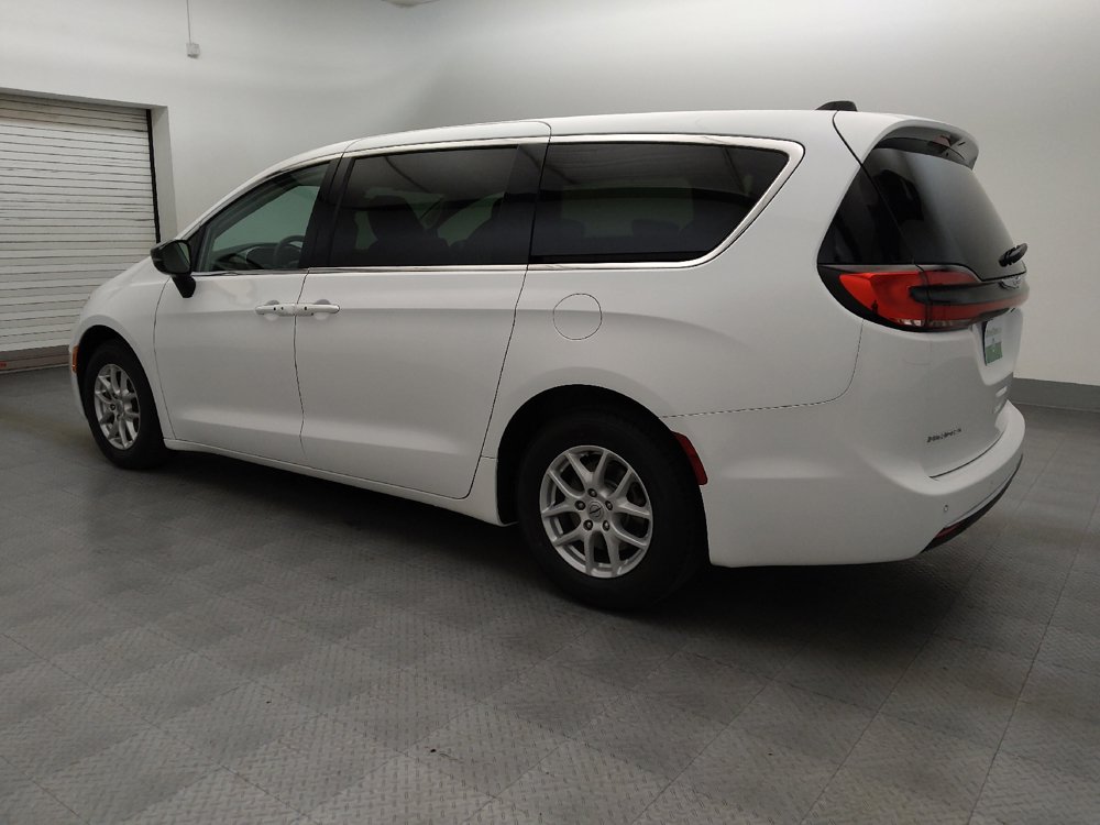 Used 2024 Chrysler Pacifica Touring-L FWD image 3