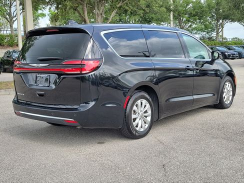 Used 2023 Chrysler Pacifica Touring-L FWD image 5