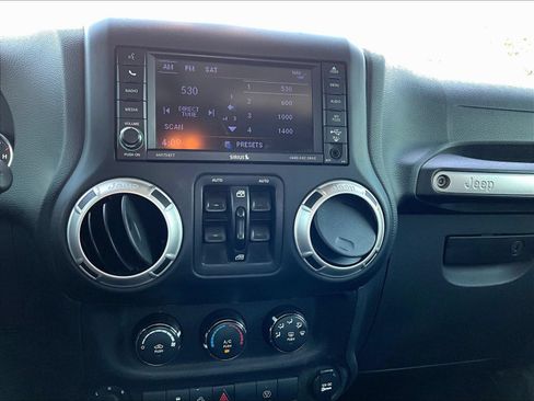 Used 2018 Jeep Wrangler Unlimited Sahara w/ Connectivity Group AWD/4WD image 17