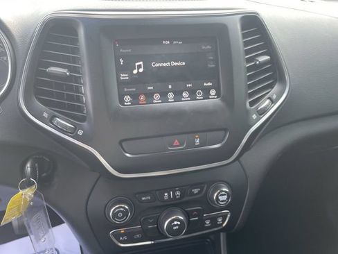 Used 2021 Jeep Cherokee Latitude FWD image 16