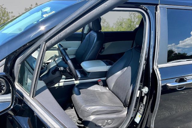 Used 2022 Kia Carnival LX FWD image 23