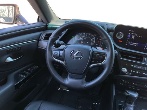 Used 2022 Lexus ES 300h w/ Premium Package image 11