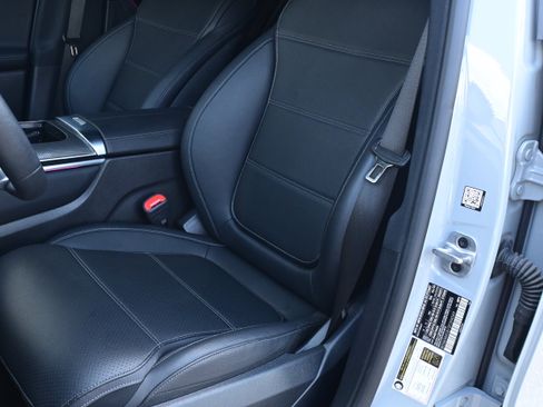 Used 2025 Mercedes-Benz GLC 300 image 16