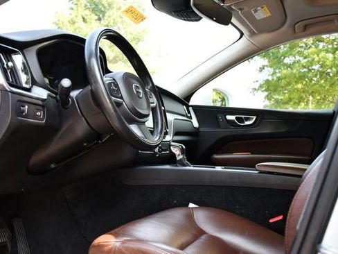 Used 2018 Volvo XC60 T5 Momentum w/ Vision Package AWD/4WD image 12