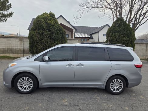 Used 2017 Toyota Sienna XLE image 2