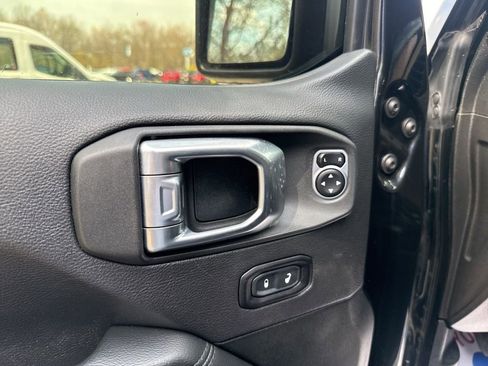 Used 2020 Jeep Wrangler Unlimited Sahara image 11