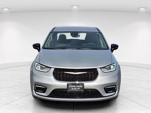 Used 2024 Chrysler Pacifica Touring-L FWD image 8