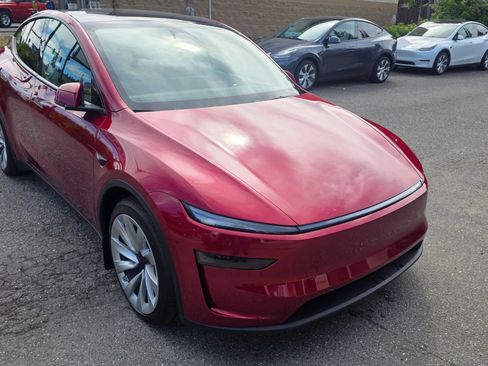 Used 2026 Tesla Model Y AWD image 3