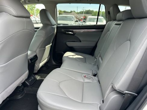 Used 2026 Toyota Highlander Limited AWD/4WD image 13