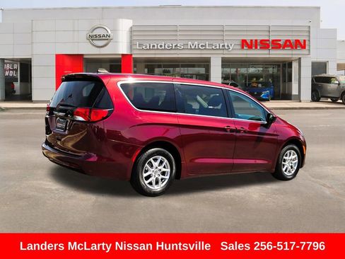 Used 2023 Chrysler Voyager LX FWD image 3