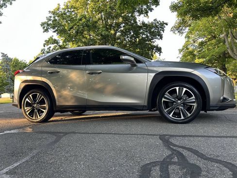 Used 2019 Lexus UX 200 w/ Premium Package FWD image 3