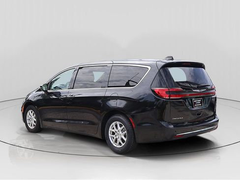 Used 2023 Chrysler Pacifica Touring-L FWD image 5