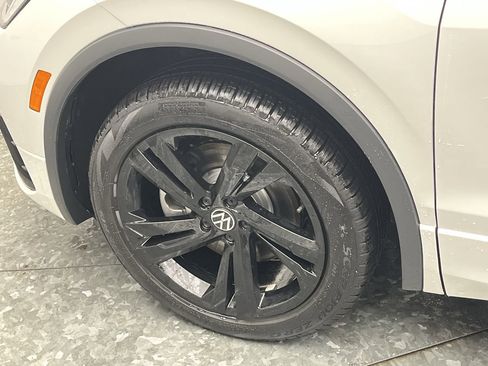 Used 2024 Volkswagen Tiguan SE R-Line image 30