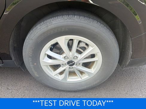 Certified 2024 Kia Carnival LX FWD image 12