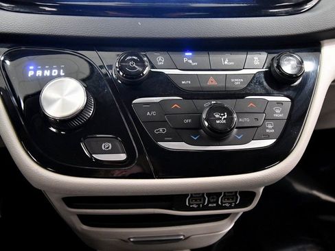 Used 2024 Chrysler Pacifica Touring-L image 27