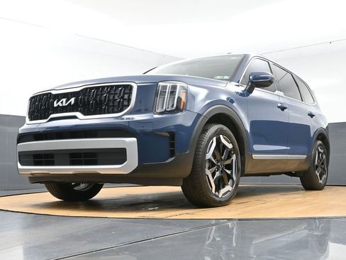 Used 2025 Kia Telluride EX w/ EX Captain's Chair Package FWD image 54