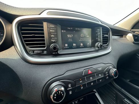 Used 2020 Kia Sorento LX FWD image 13