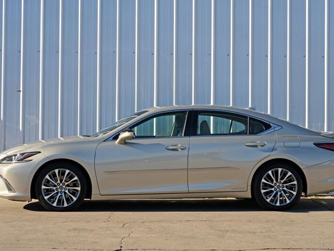 Used 2020 Lexus ES 300h w/ Premium Package image 8