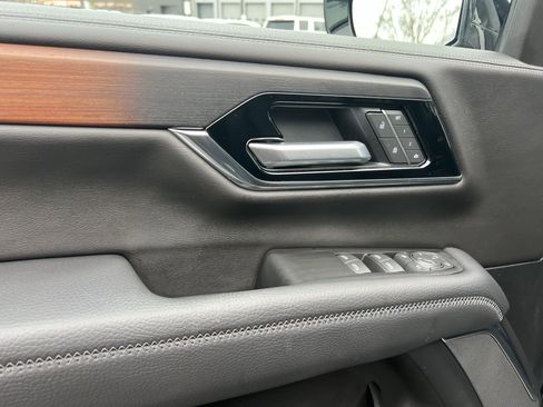 Used 2025 GMC Yukon Denali w/ Sun & Power Step Package image 15