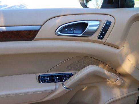 Used 2014 Porsche Cayenne image 15