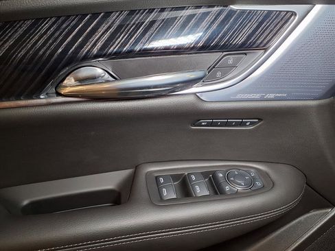 Used 2025 Cadillac XT6 Premium Luxury image 17