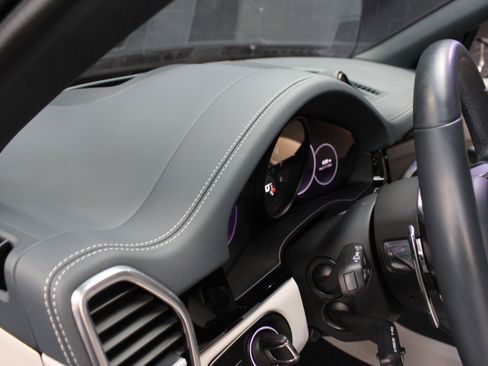 Used 2023 Porsche Cayenne Platinum Edition image 34