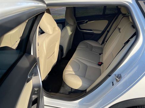 Used 2015 Volvo V60 T5 Cross Country image 38