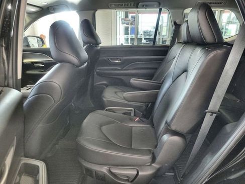 Used 2025 Toyota Grand Highlander AWD image 22