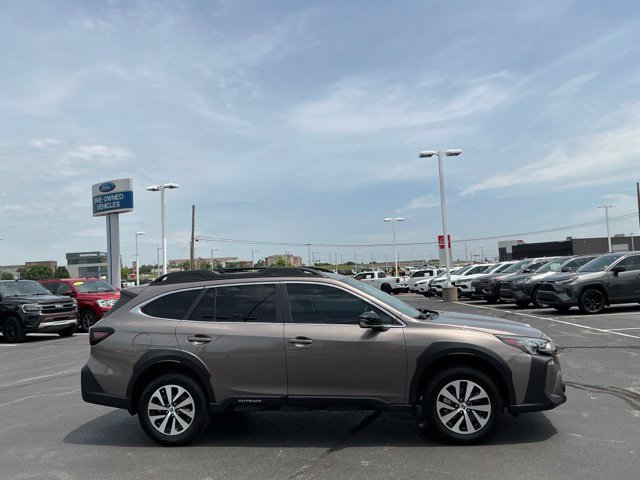 Used 2024 Subaru Outback Premium AWD/4WD image 2