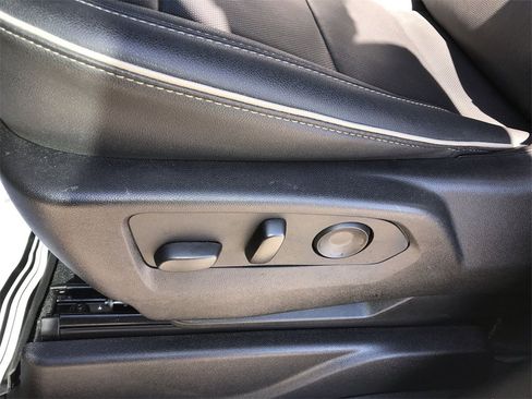 Used 2024 GMC Yukon XL SLT w/ SLT Luxury Package image 12