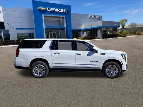 Used 2025 GMC Yukon XL Denali AWD/4WD image 28