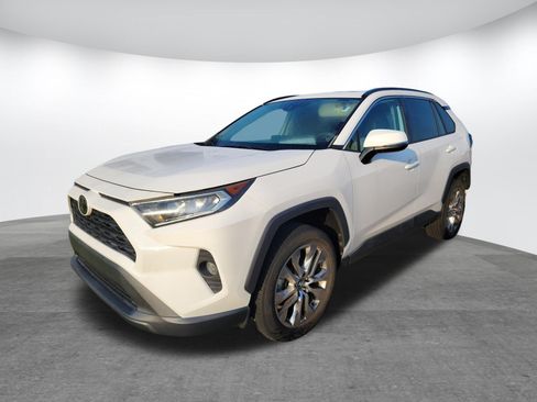Used 2020 Toyota RAV4 XLE Premium FWD image 3