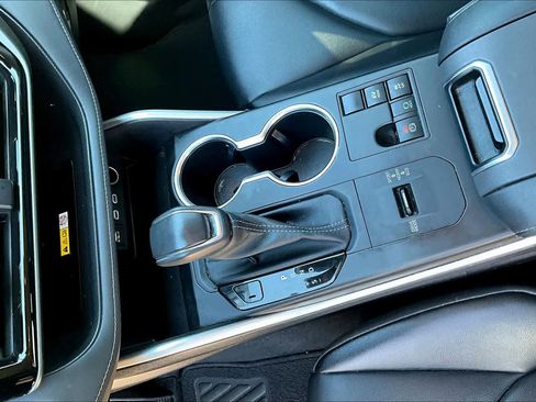 Used 2023 Toyota Highlander XLE image 16