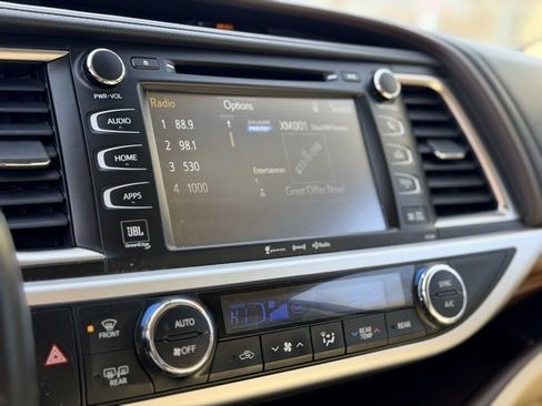 Used 2018 Toyota Highlander Limited image 12