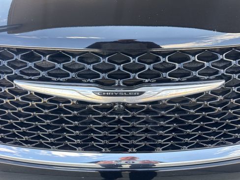 Used 2024 Chrysler Pacifica Touring-L image 13