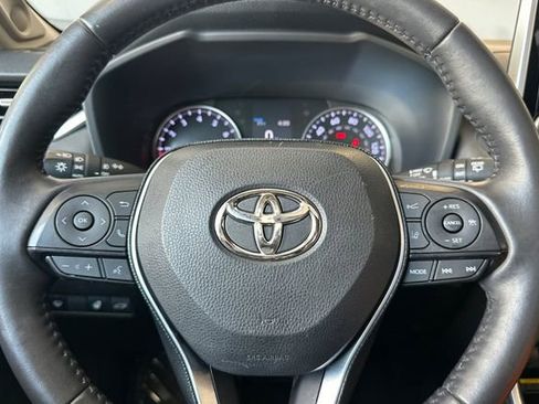 Used 2020 Toyota RAV4 XLE Premium FWD image 30