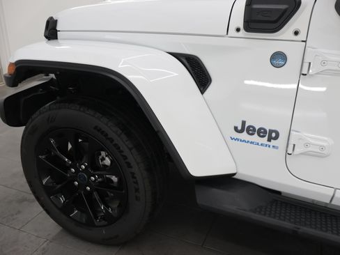 Used 2025 Jeep Wrangler Unlimited Sahara AWD/4WD image 30