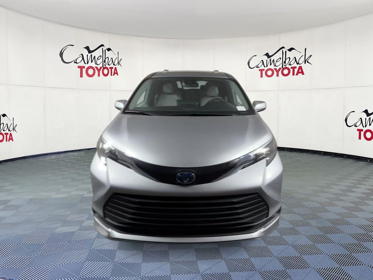 Used 2025 Toyota Sienna XLE FWD image 5