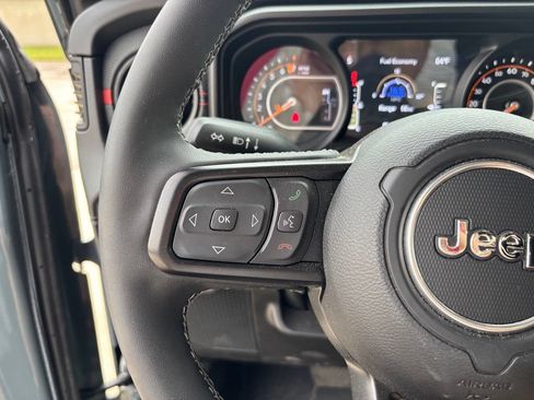 Used 2025 Jeep Gladiator Rubicon AWD/4WD image 26