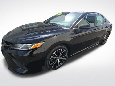 Used 2019 Toyota Camry SE image 3