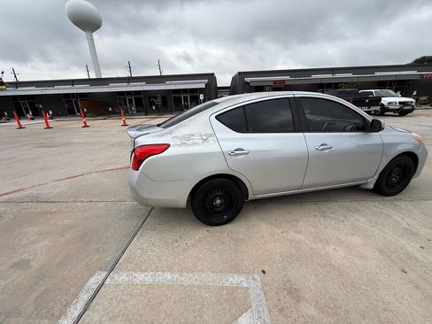 Used 2014 Nissan Versa SV image 13