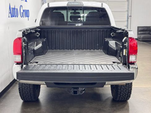 Used 2017 Toyota Tacoma TRD Off-Road w/ Tow Package AWD/4WD image 7